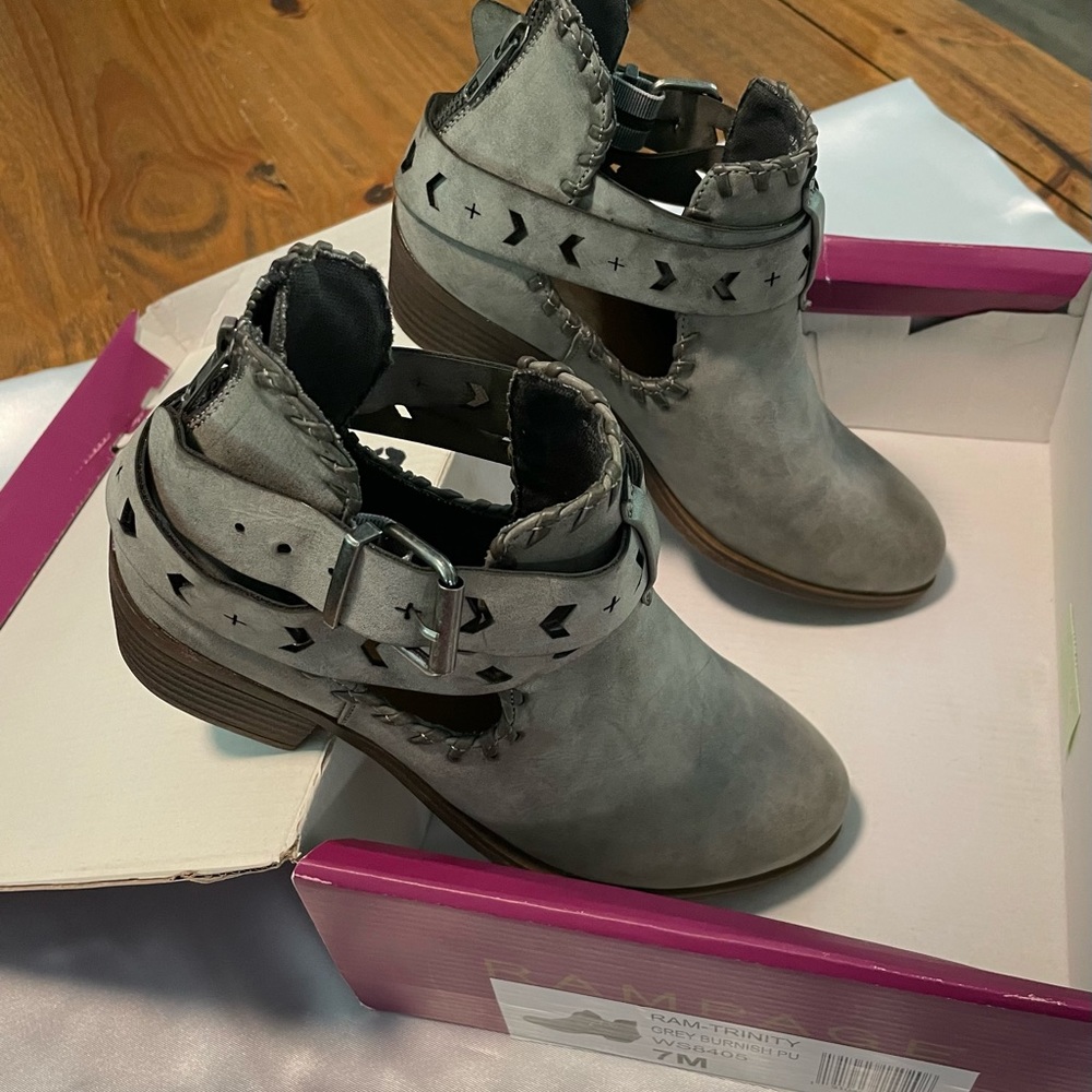 Women’s Grey Burnish Booths SZ. 7M